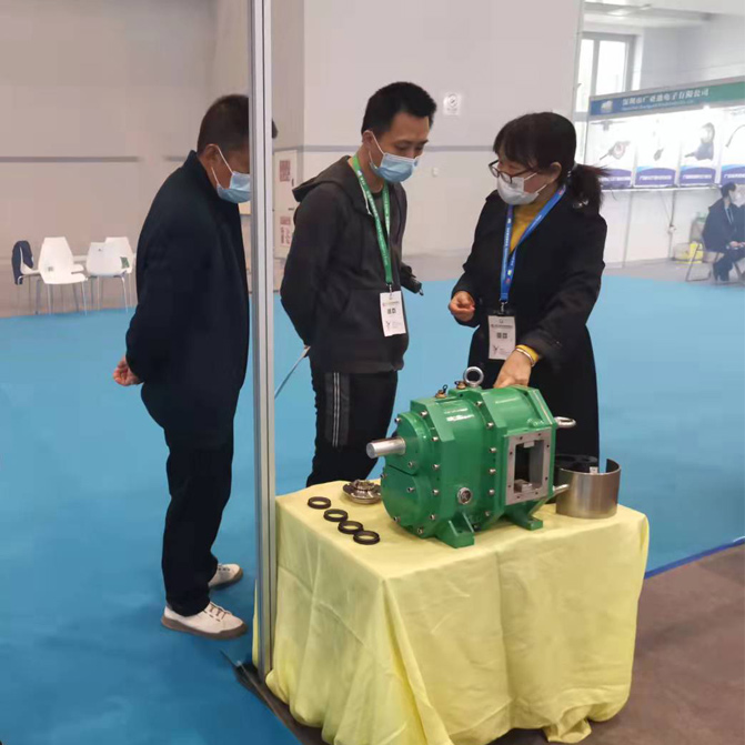 我司于2021世界豬業(yè)重慶博覽會(huì)展出新產(chǎn)品雙軸剪切機(jī)并與客戶進(jìn)行技術(shù)交流 